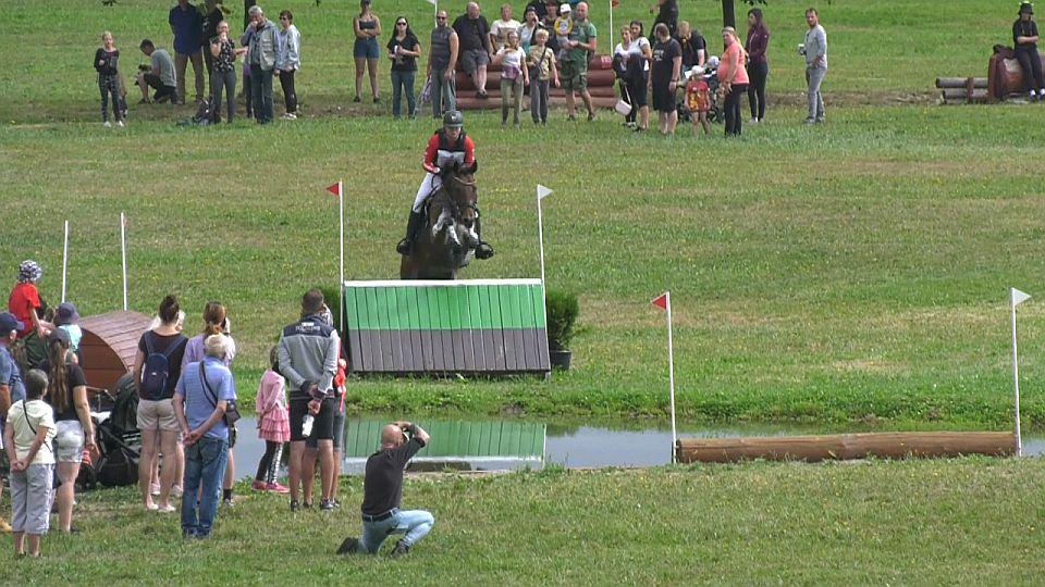 Equinews: V Humpolci se jela Zlatá podkova, ve Zduchovicích MČR pony
