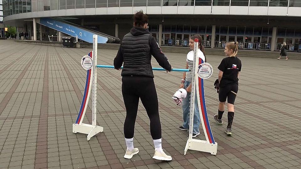 Hobby Horsing je fenomén. V listopadu bude po boku živých koní v O2 areně
